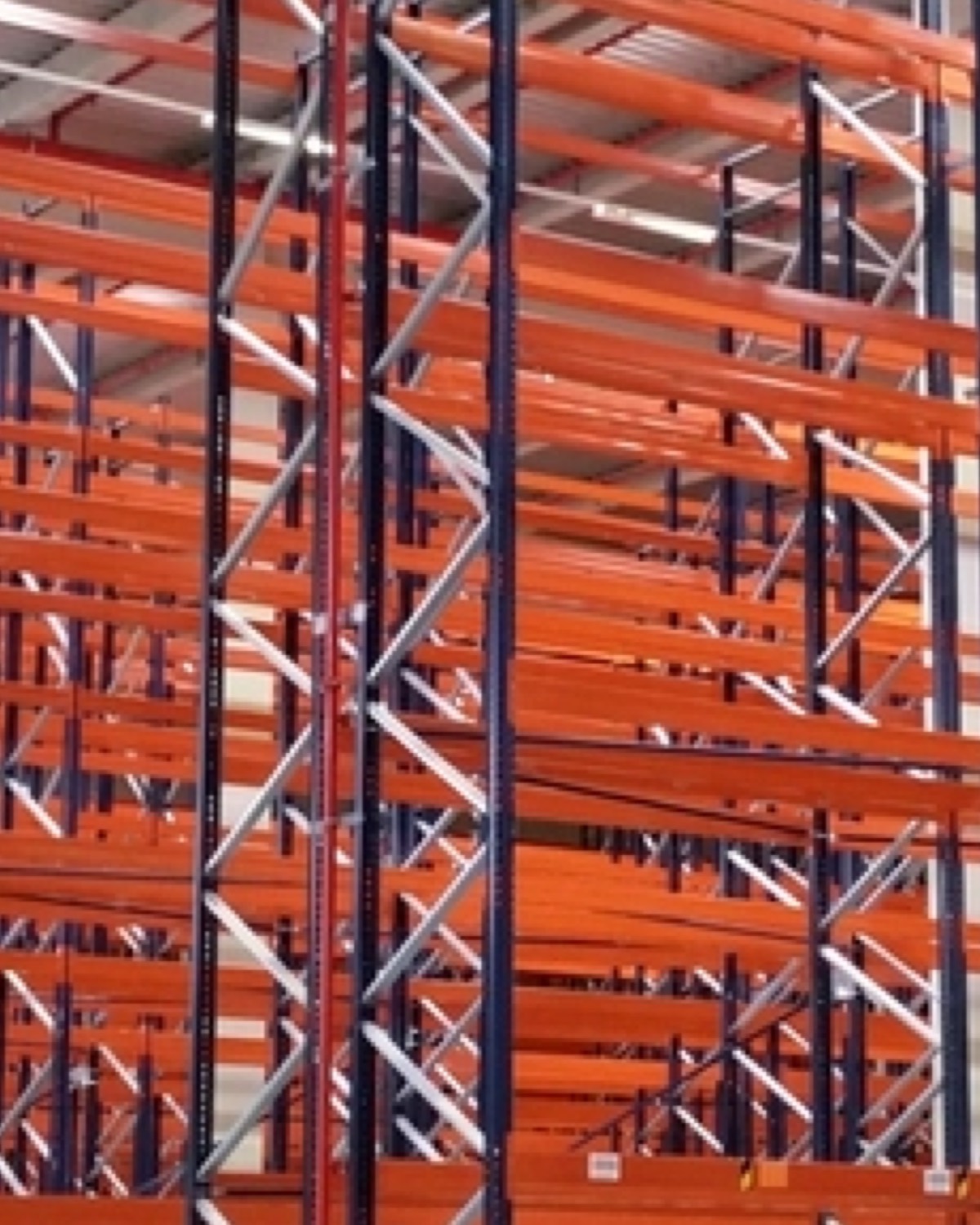 Logistiklager mit Förderband und Paketen